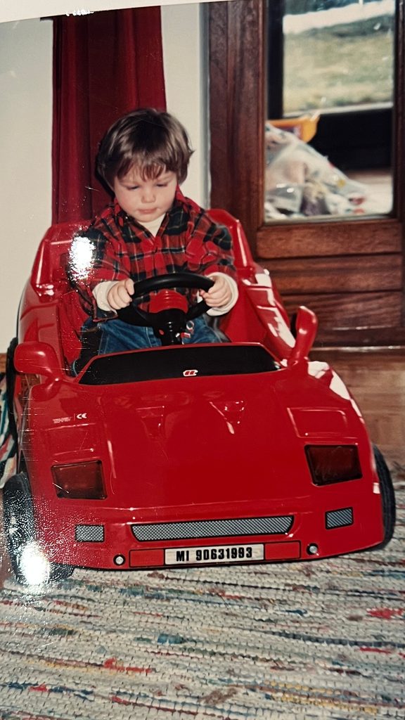 Michael Spegel als Kind in einem Spielzeugauto