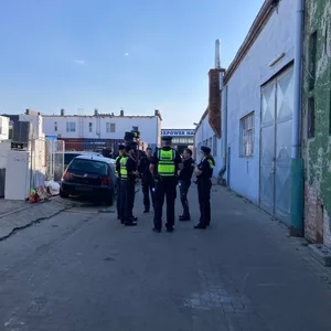 Polizeibeamte auf dem Grundstück an der Billstraße.