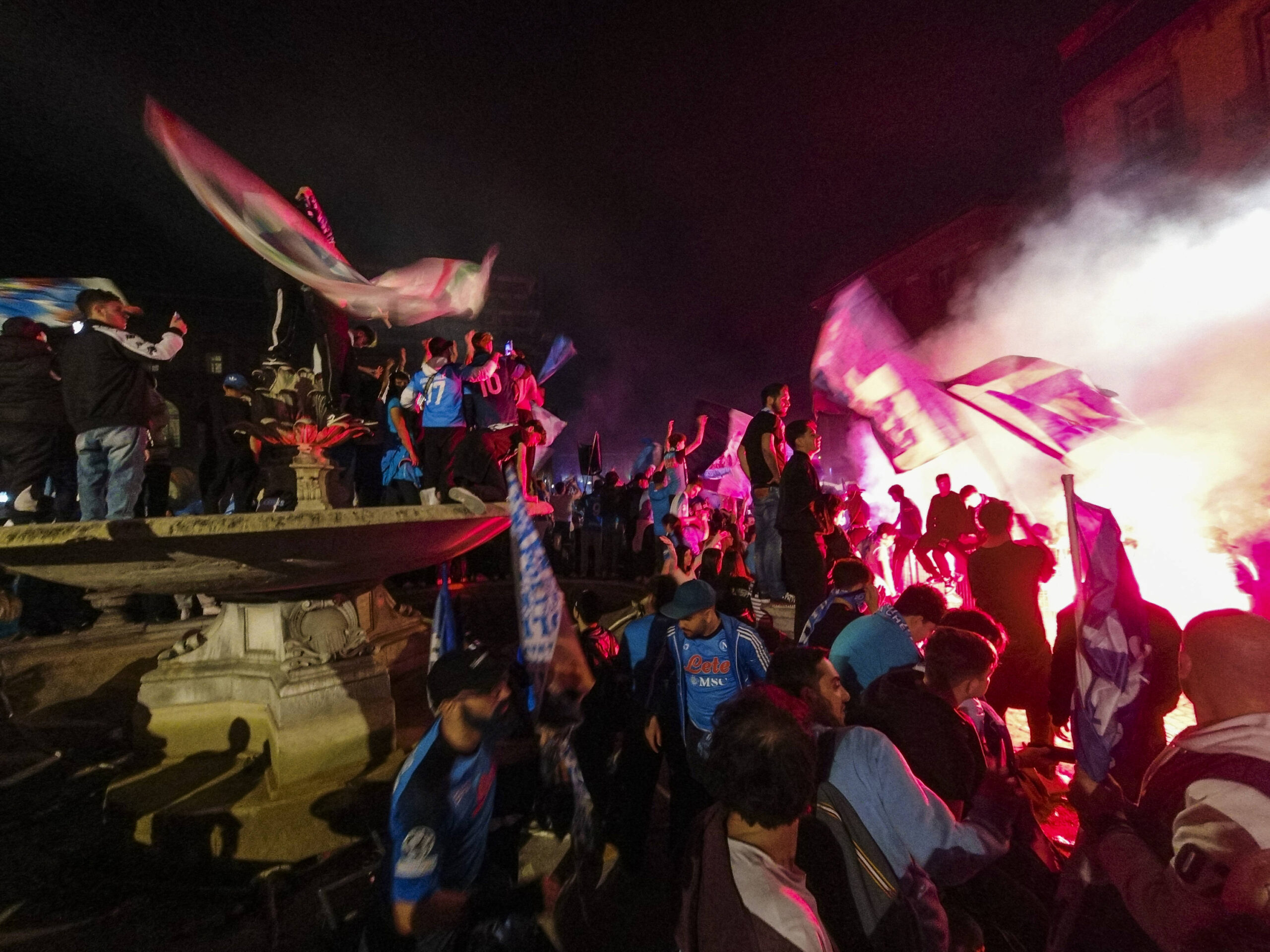 Fans der SSC Neapel feiern mit Pyrotechnik den Meistertitel