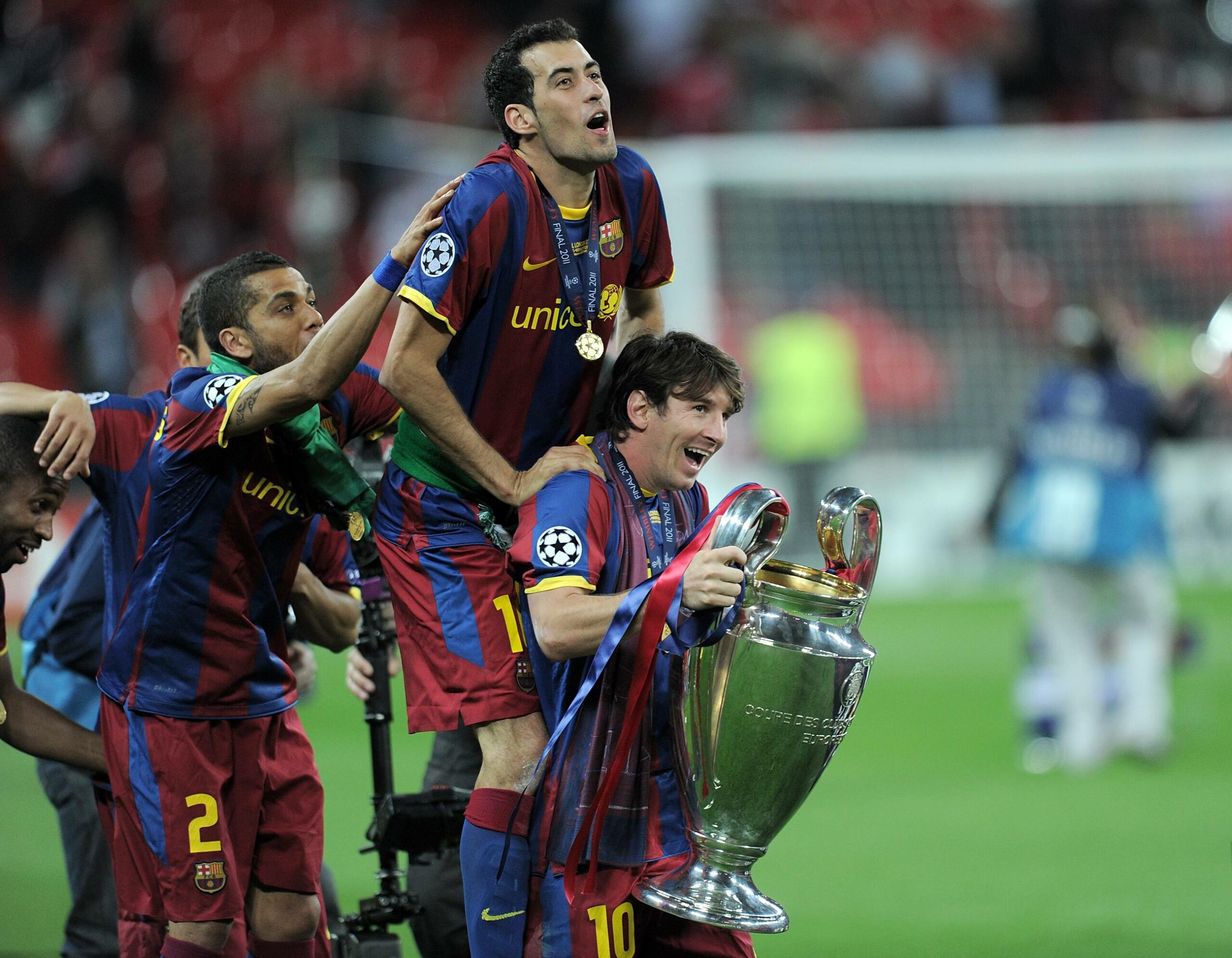 Sergio Busquets mit Lionel Messi und der Champions-League-Trophäe