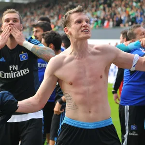 Marcell Jansen bejubelt den Klassenerhalt in Fürth