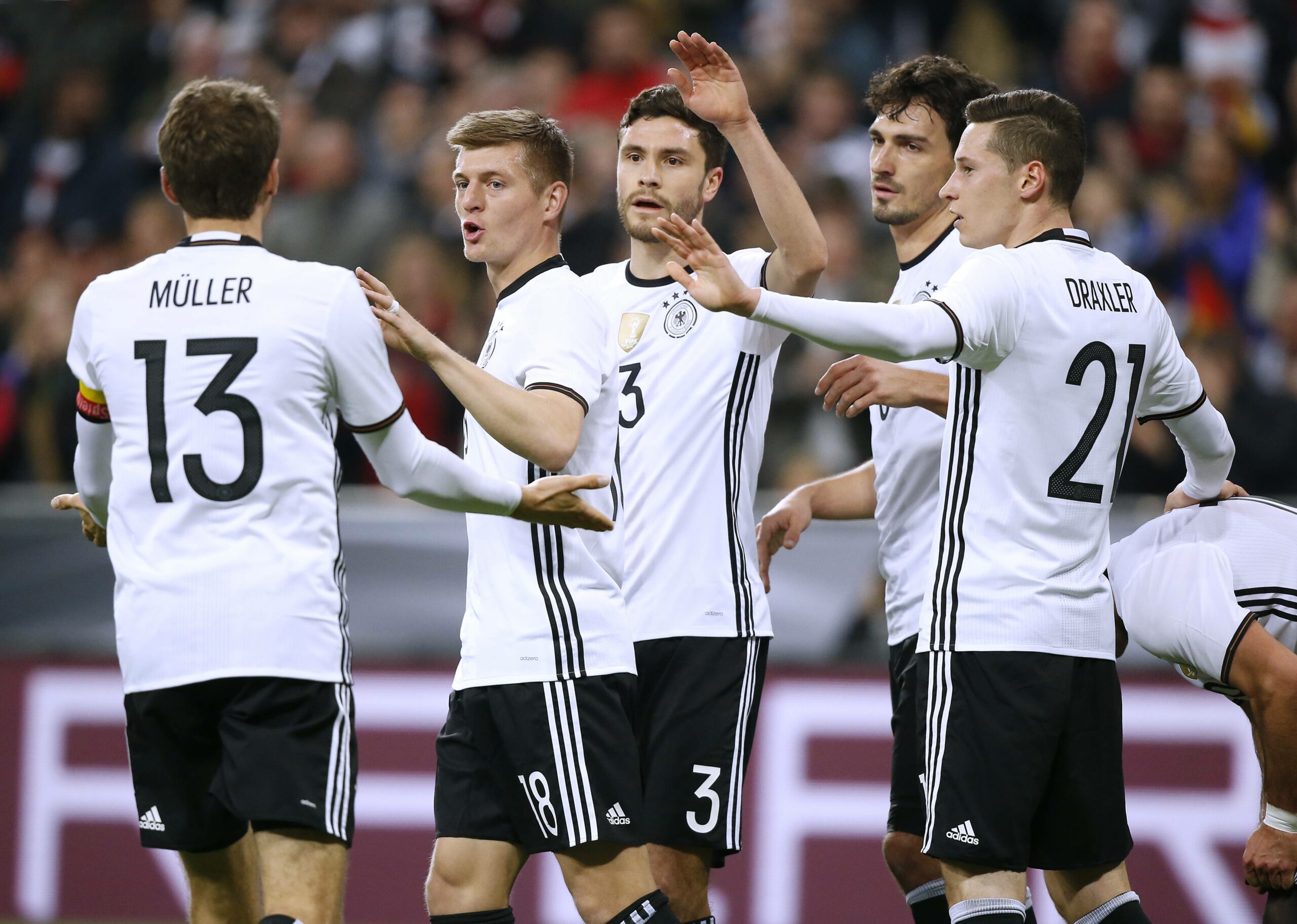 Toni Kroos jubelt im DFB-Trikot mit Jonas Hector