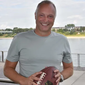 Frank Buschmann mit Football in der Hand