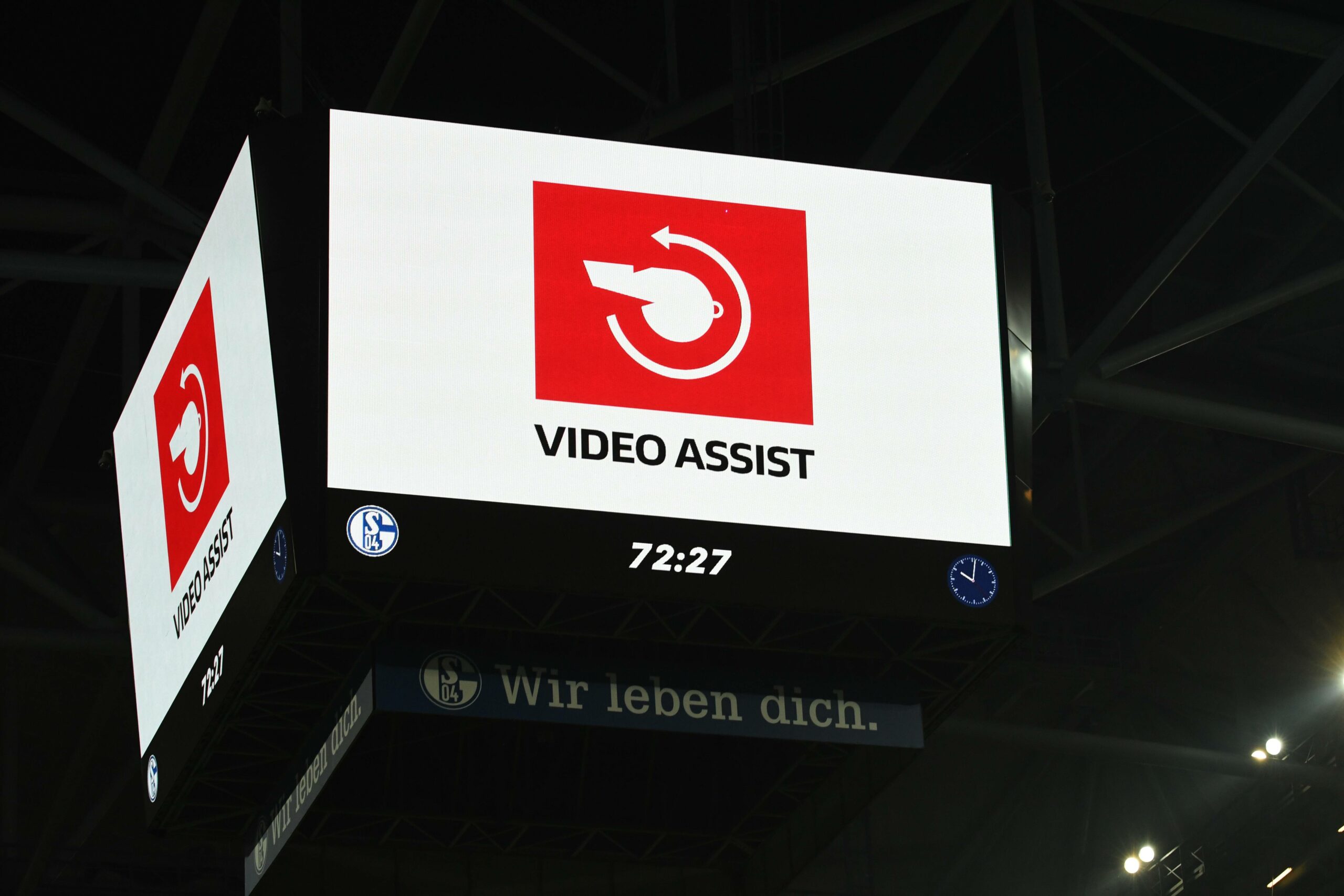 Eine Anzeigetafel zeigt das Symbol des „Video Assist“