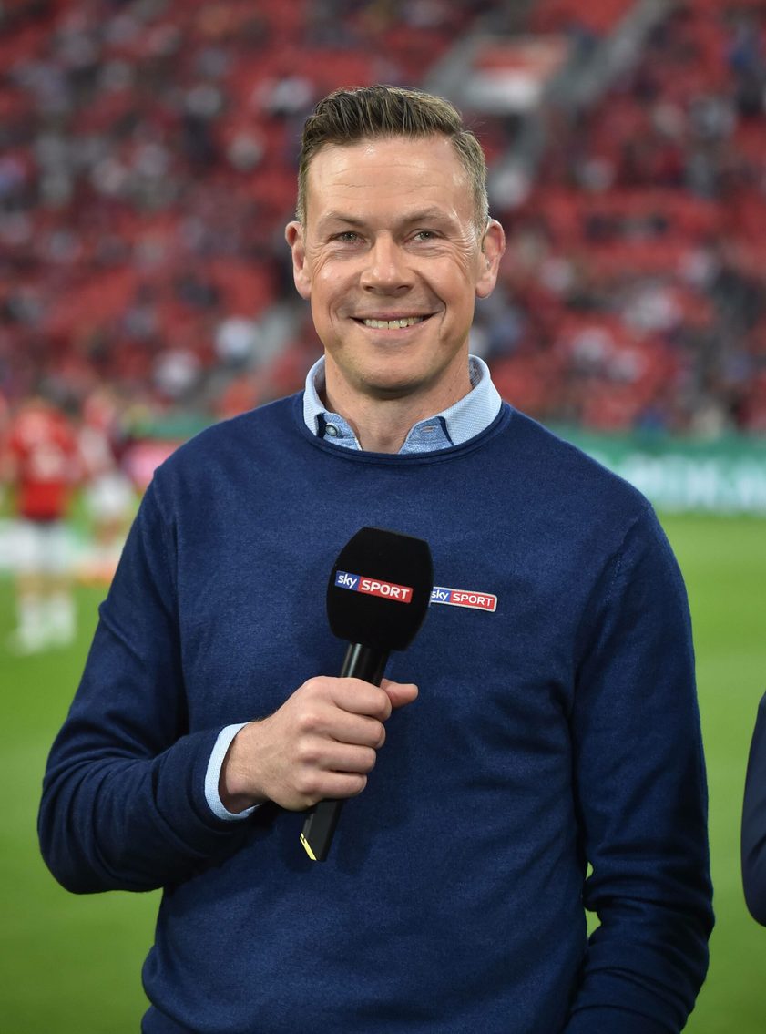 Gesicht von Sky: Erik Meijer mit einem Sky Mikro in der Hand.
