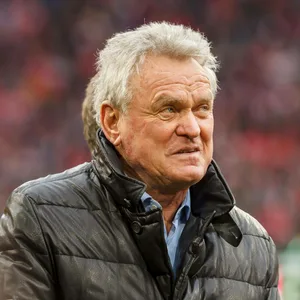 Sepp Maier schaut nach oben