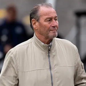 Huub Stevens schaut zur Seite