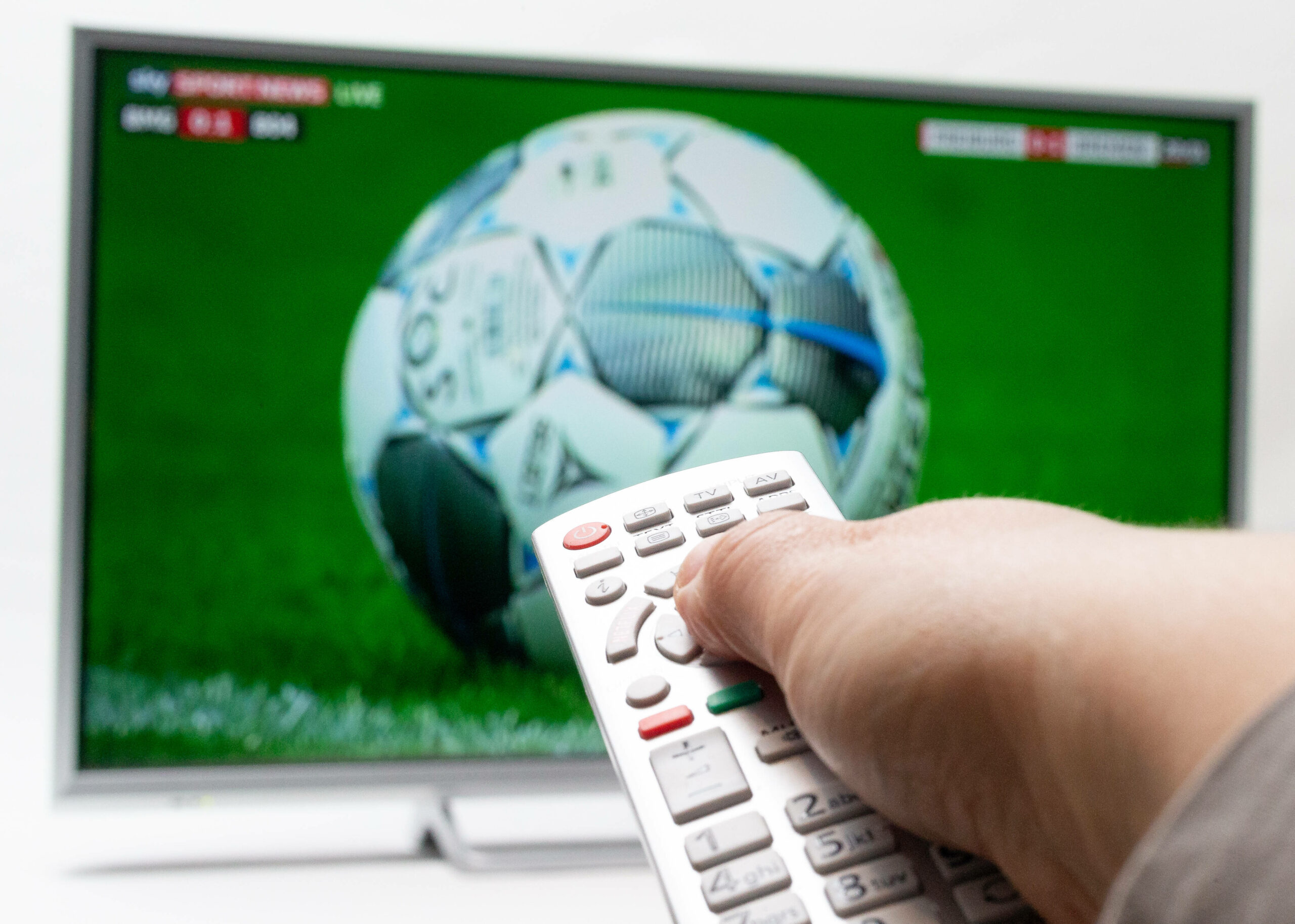 Fußball im TV mit einer Fernbedienung