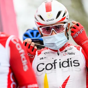 Cofidis Fahrer mit Maske
