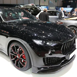 Mit so einem Maserati Levante lieferten sich die mutmaßlichen Tresorräuber eine Verfolgungsjagd mit der Polizei. (Symbolbild)