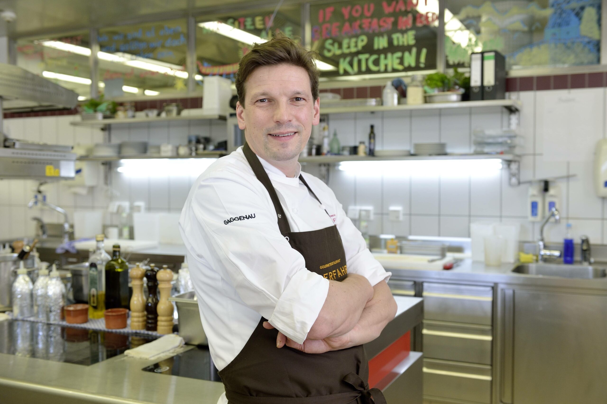 Gorumet Koch Christian Jürgens in seiner Küche im Restaurant Überfahrt
