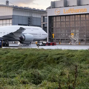 Eine Boeing 747-830 steht vor einer Halle der Lufthansa Technik am Flughafen Hamburg. (Symbolbild)