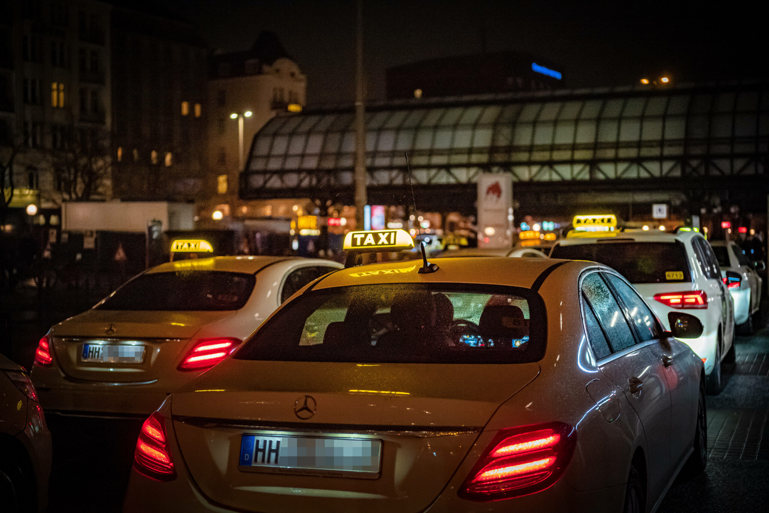 Taxis warten am Hauptbahnhof: Schon bald muss man für eine Fahrt erneut tiefer ins Portemonnaie greifen.