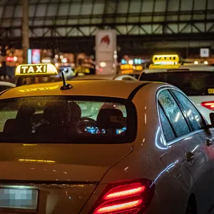 Taxis warten am Hauptbahnhof: Schon bald muss man für eine Fahrt erneut tiefer ins Portemonnaie greifen.