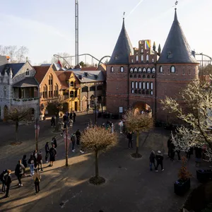 Der Eingang des Freizeitparks Hansapark. Auf dem Parkplatz ereignete sich ein Unfall mit drei verletzten Kindern.