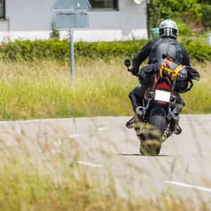 Ein Motorradfahrer fährt durch eine Kurve. (Symbolbild)