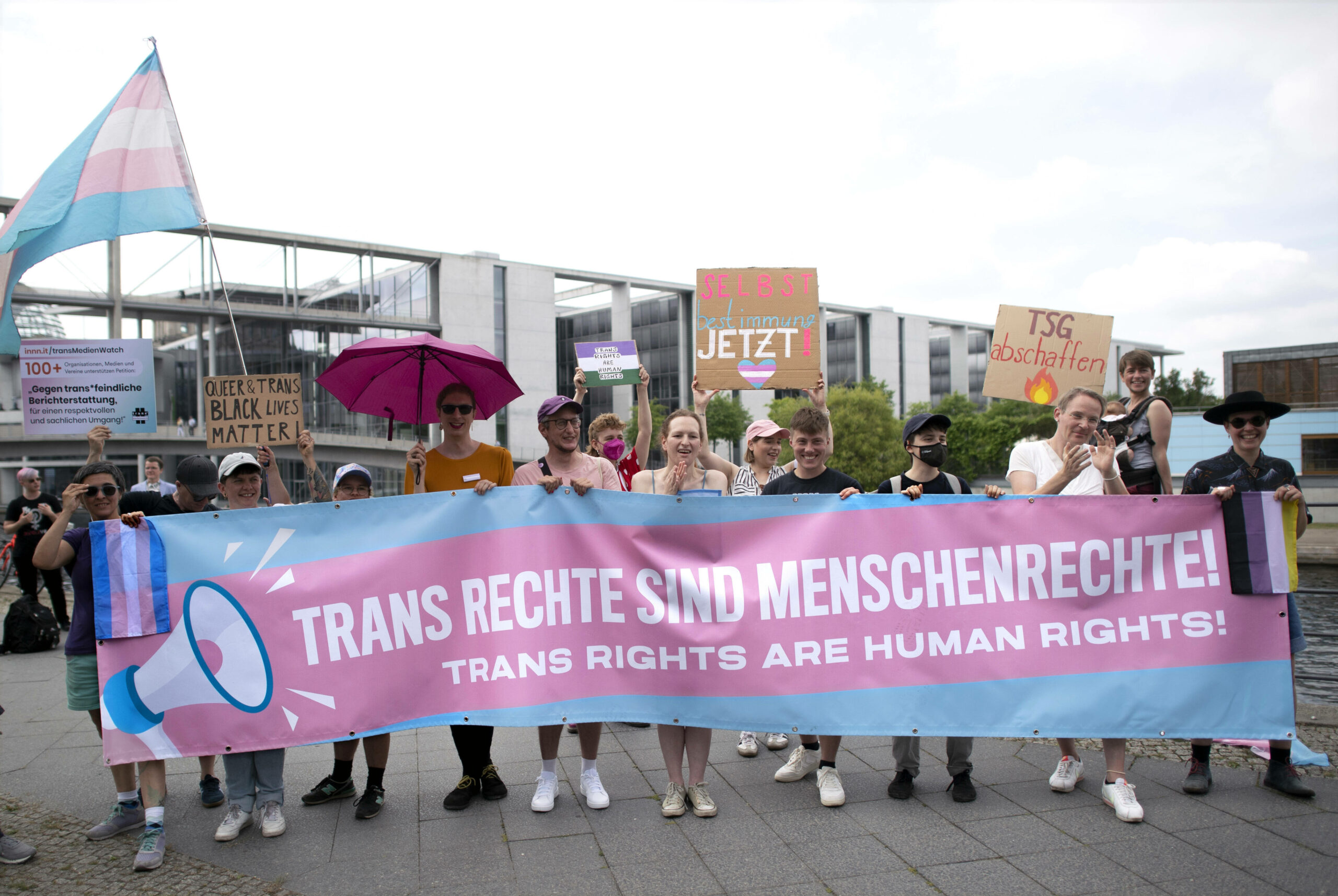 Menschen protestieren für die Abschaffung des antiquierten Transsexuellengesetzes. (Archivbild)