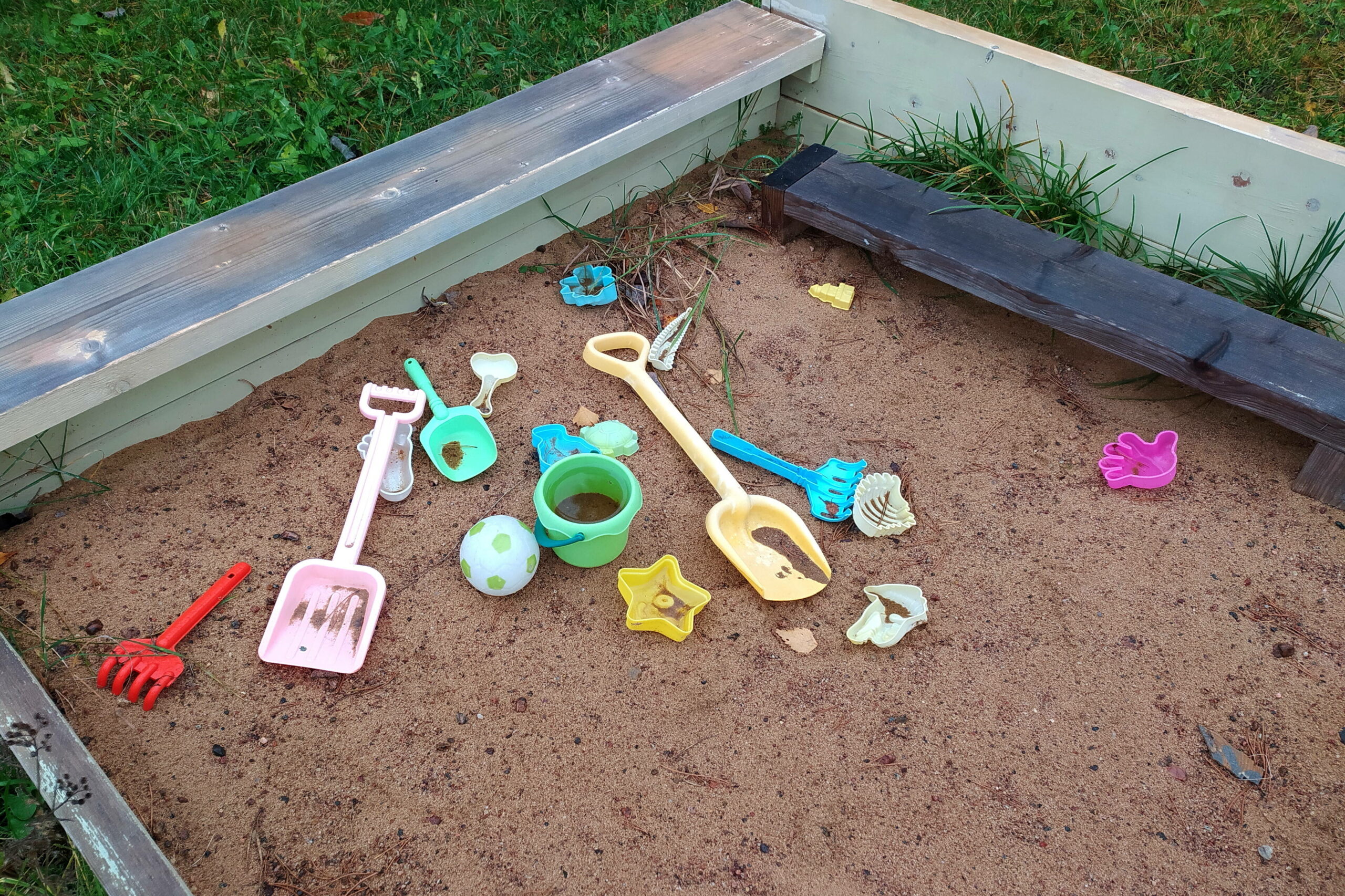 Sandkasten mit Kinderspielzeug (Symbolbild).
