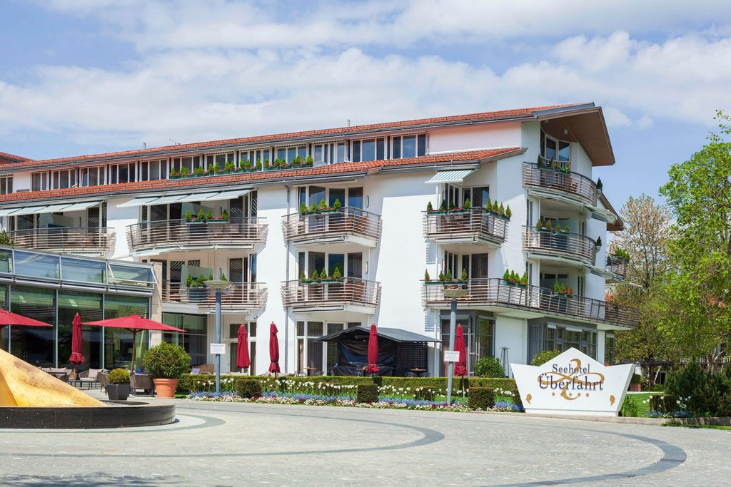 Außenansicht des Seehotels am Tegernsee.