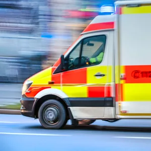 Aufnahme eine Rettungswagens währen einer Blaulicht-Fahrt.