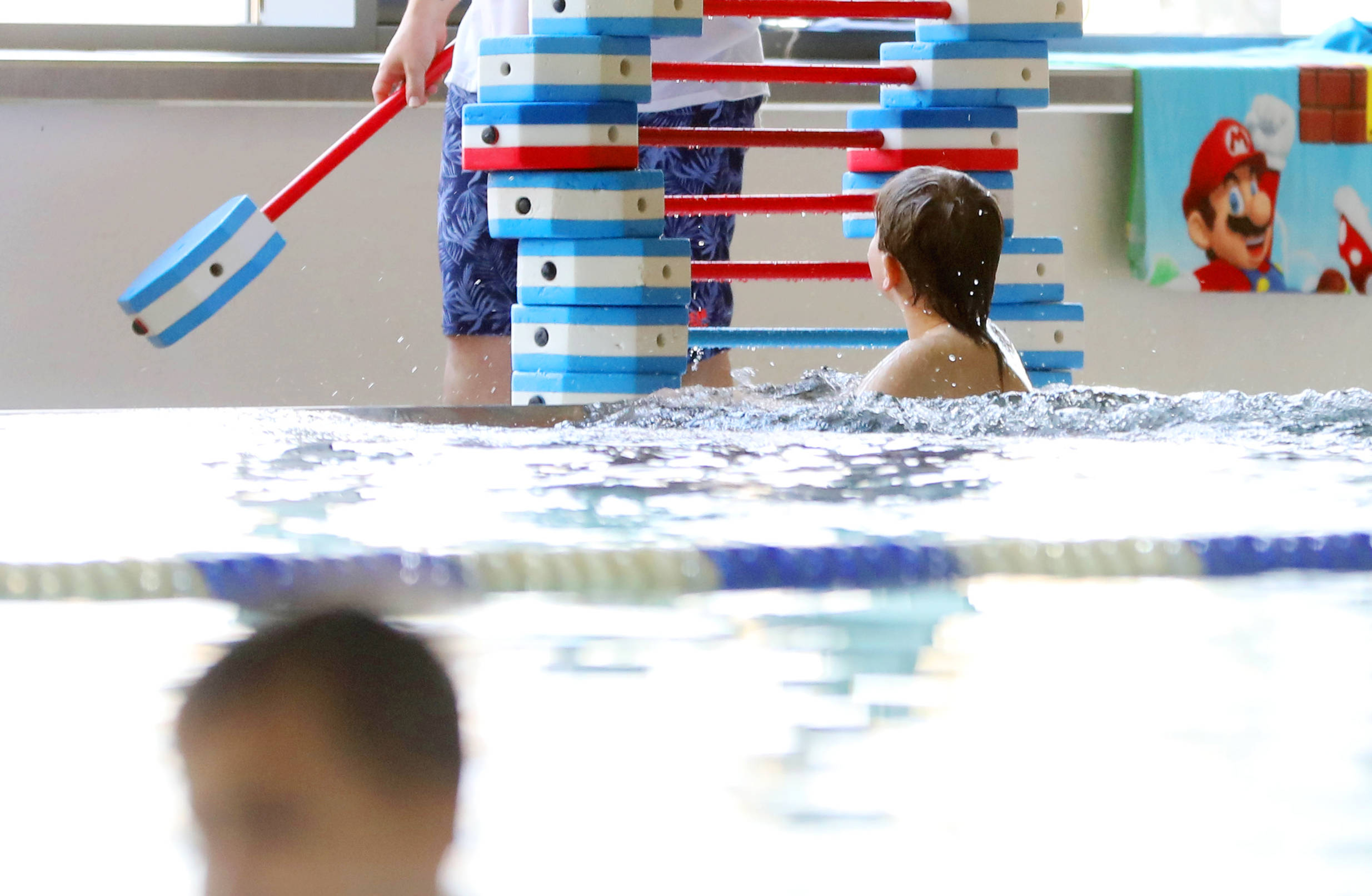 Kinder nehmen an einem Schwimmkurs teil. (Symbolbild)