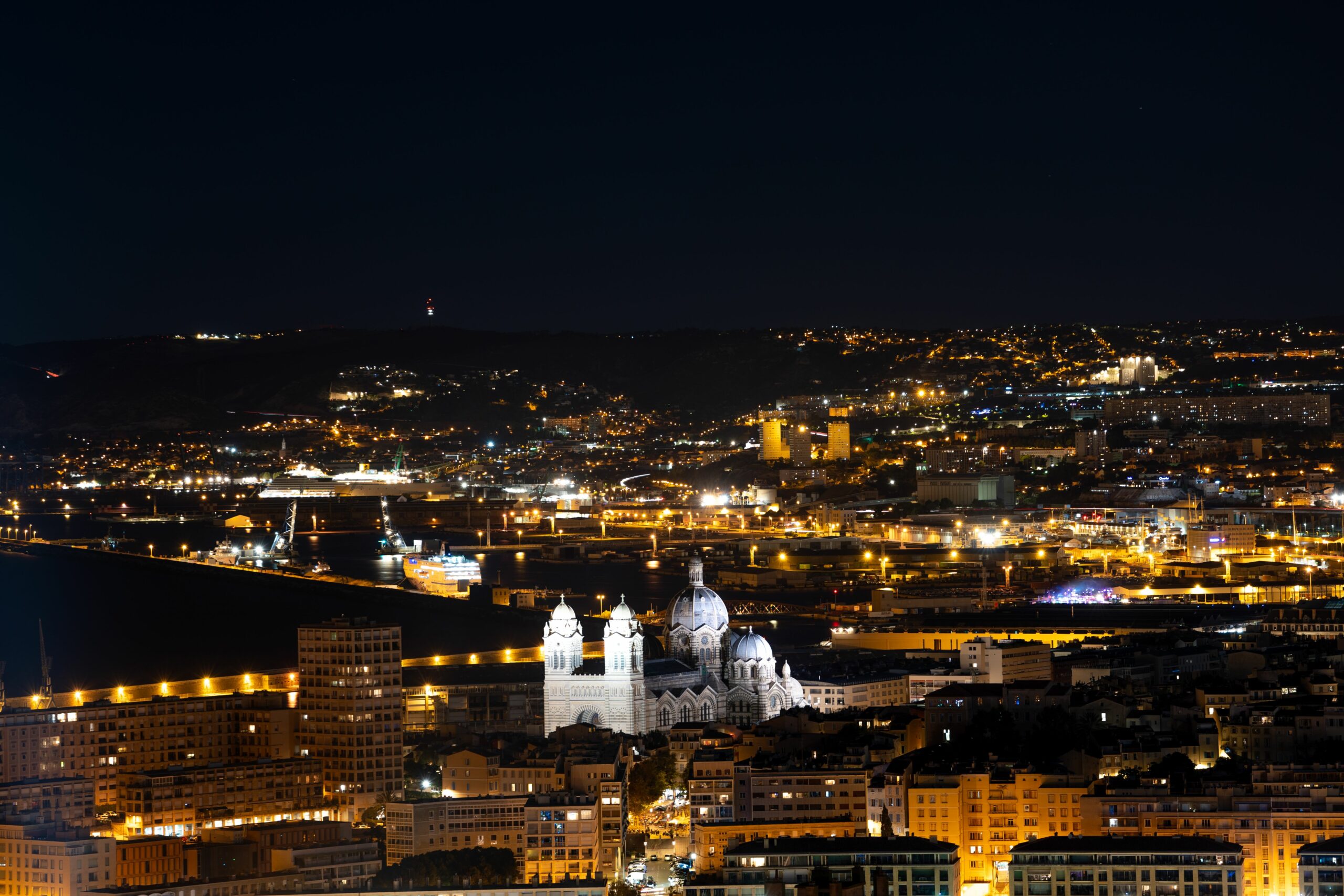 Aufnahme der Innenstadt von Marseille bei Nacht.