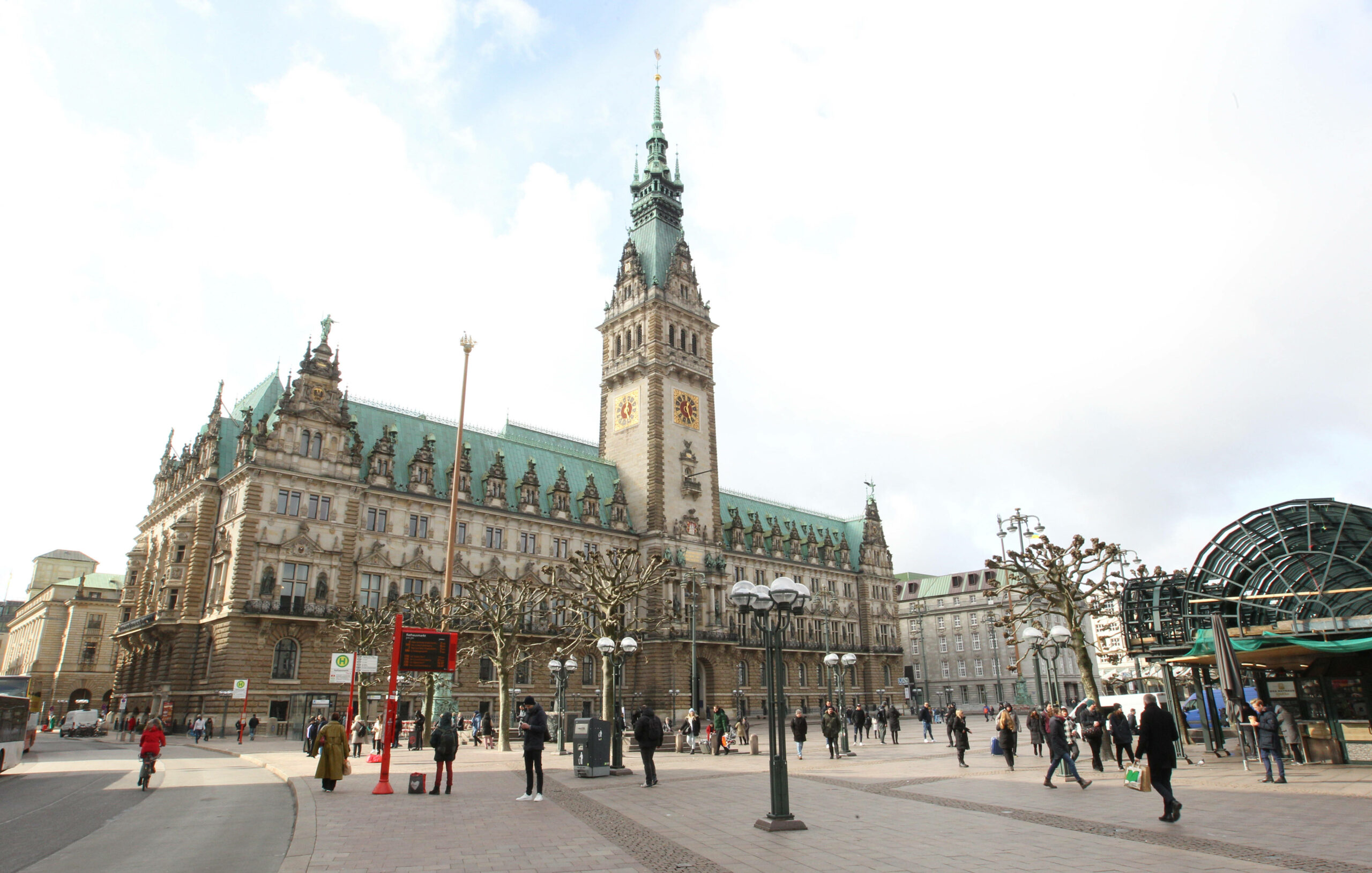 Das Hamburger Rathaus, von der Mönckebergstraße aus gesehen