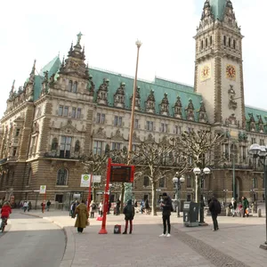 Das Hamburger Rathaus, von der Mönckebergstraße aus gesehen