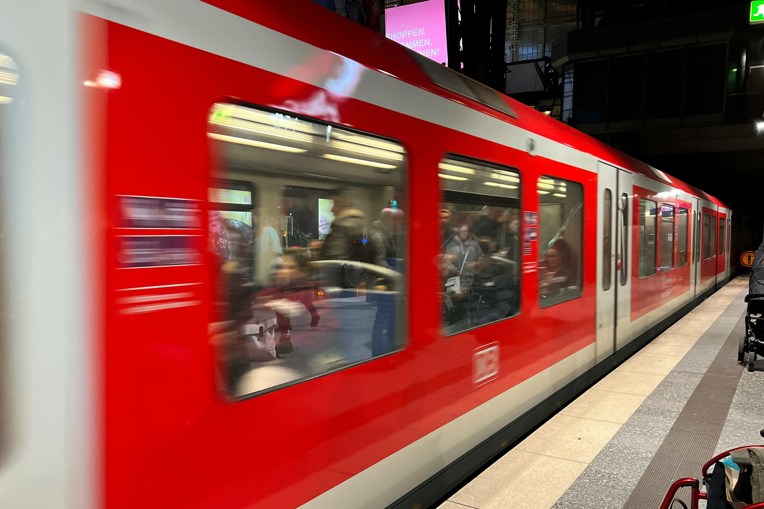 Eine S-Bahn in Hamburg (Symbolbild)