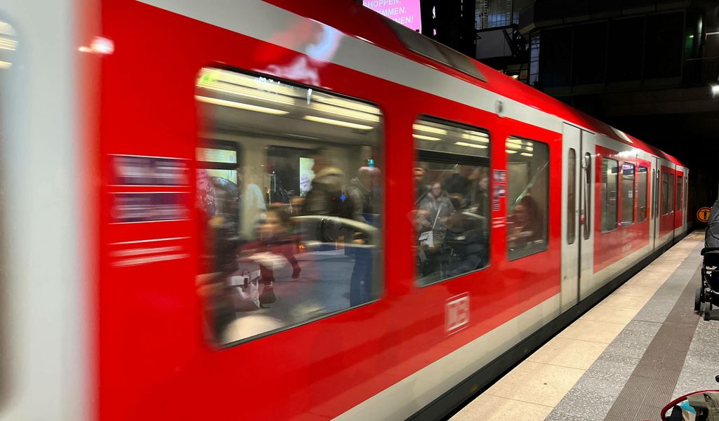 Tritte-ins-Gesicht-und-eine-blutige-Nase-Schl-gerei-am-S-Bahn-Gleis