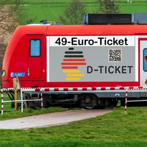 Ein Zug macht Werbung für das 49-Euro-Ticket, das seit dem 1. Mai bundesweit gültig ist.