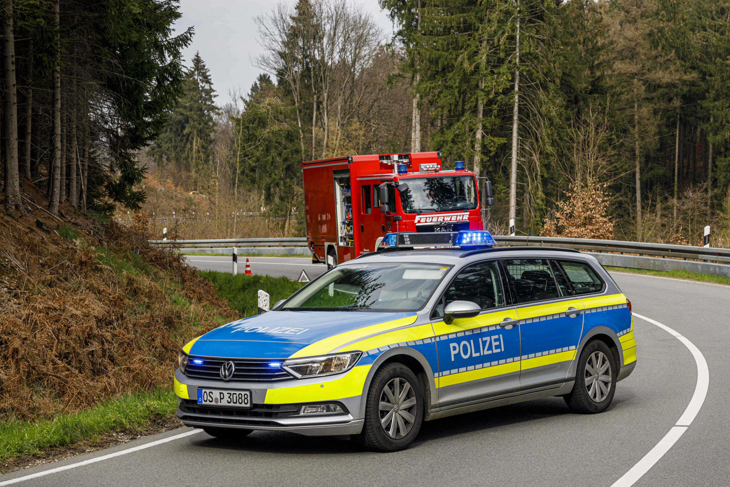 Einsatzfahrzeuge von Polizei und Feuerwehr stehen auf einer Straße in Niedersachsen. (Symbolbild)