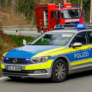 Einsatzfahrzeuge von Polizei und Feuerwehr stehen auf einer Straße in Niedersachsen. (Symbolbild)