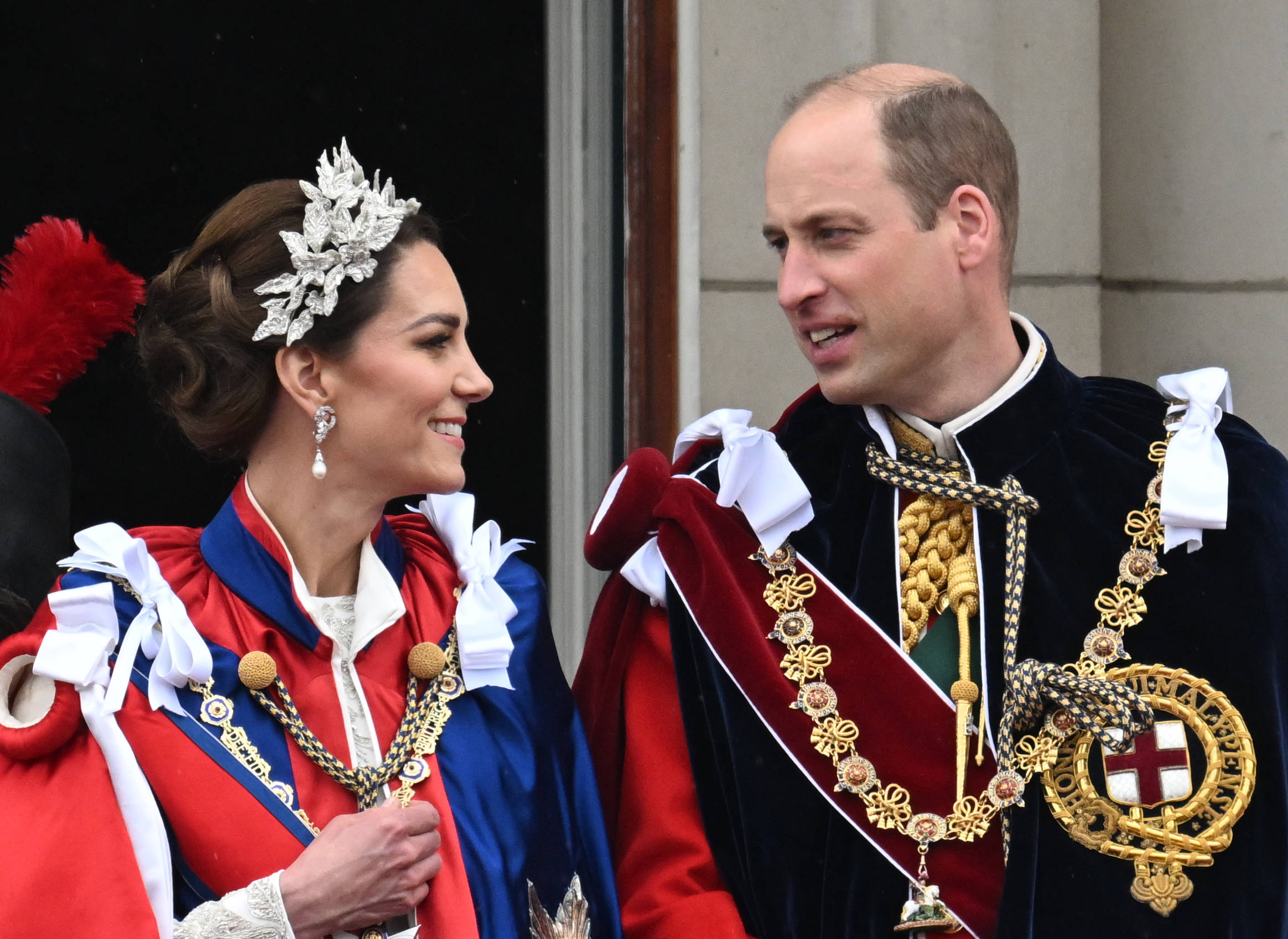 Kate und William stehen kurz nach der Krönung auf dem Balkon des Buckingham Palace.