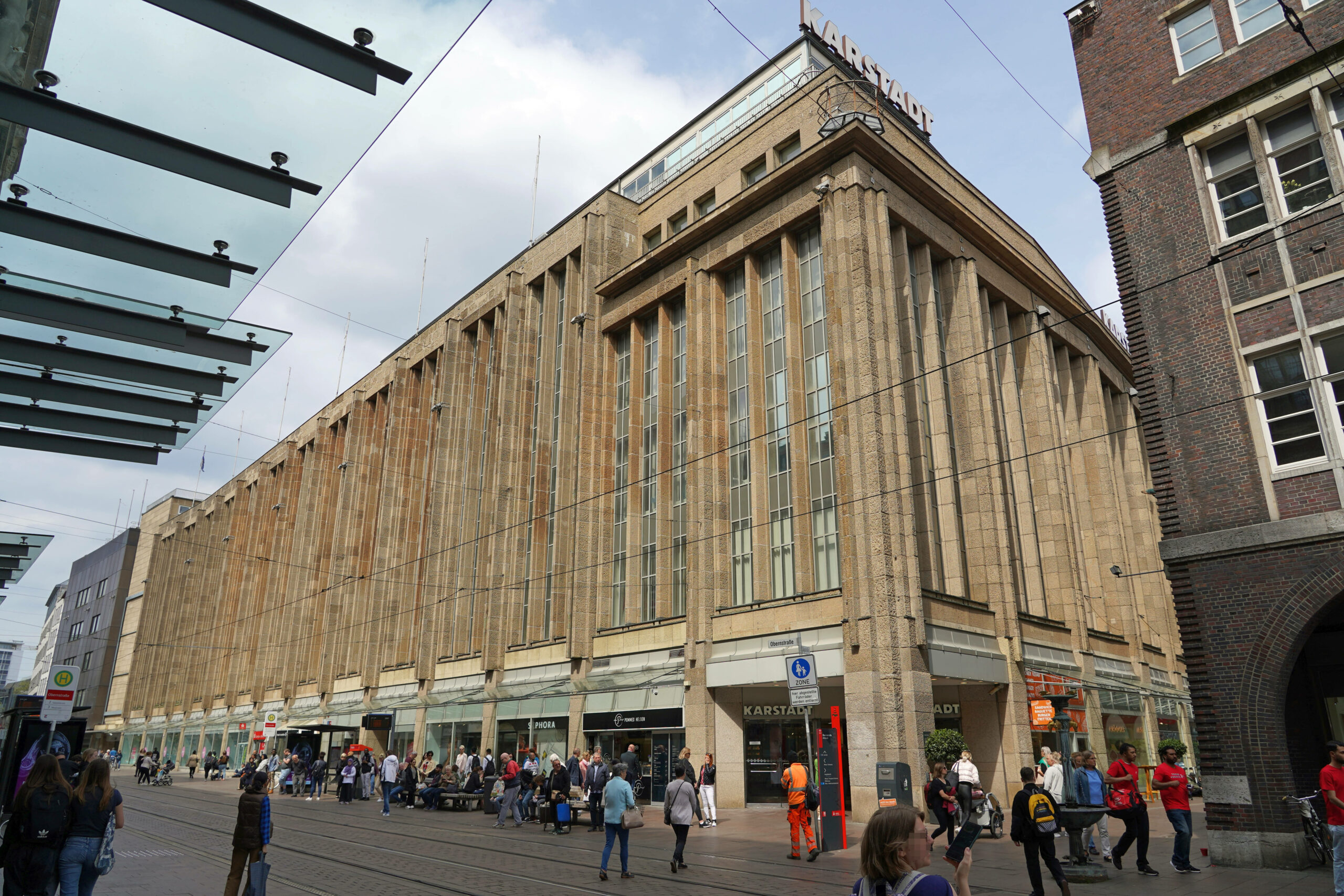Gerettet: Die Karstadt-Filiale an der Obernstraße ist der wichtigste Einzelhändler in der Bremer Innenstadt.