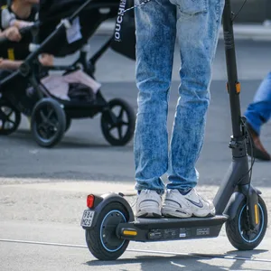 Ein Mann fährt auf einem E-Scooter umher (Symbolbild).