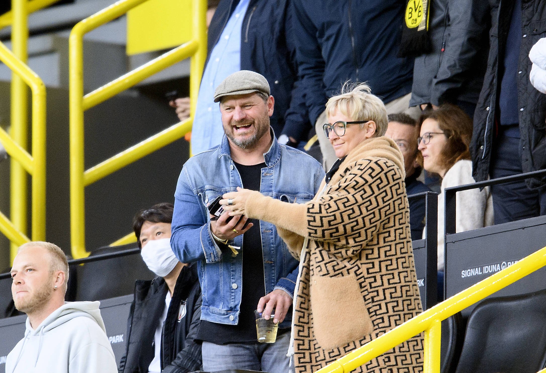 Steffen Baumgart und seine Frau Katja auf der Tribüne bei Borussia Dortmund