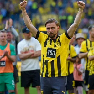 Marcel Schmelzer hebt die Hände in die Luft