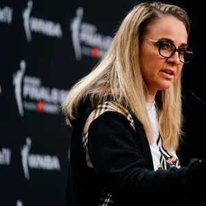 Becky Hammon bei einer Pressekonferenz