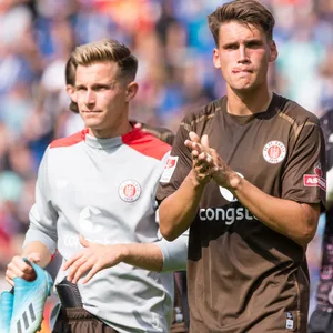 St. Pauli-Spieler applaudieren