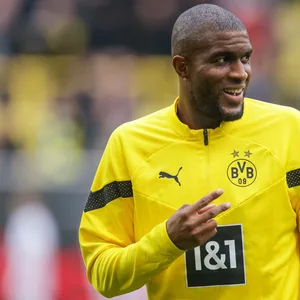 Anthony Modeste im Aufwärmpulli des BVB