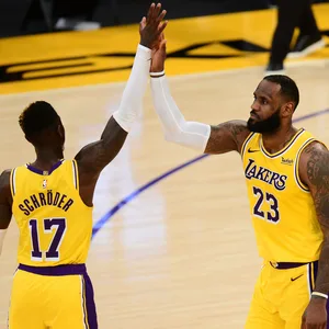 LeBron James und Dennis Schröder klatschen ab