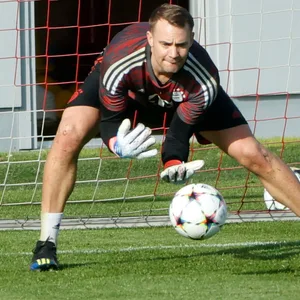 Manuel Neuer hält einen Ball