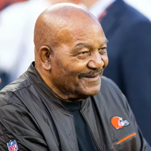 Jim Brown lächelt bei einem NFL-Spiel
