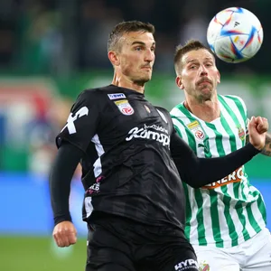 Die Ex-St. Paulianer Philipp Ziereis und Guido Burgstaller im Zweikampf.