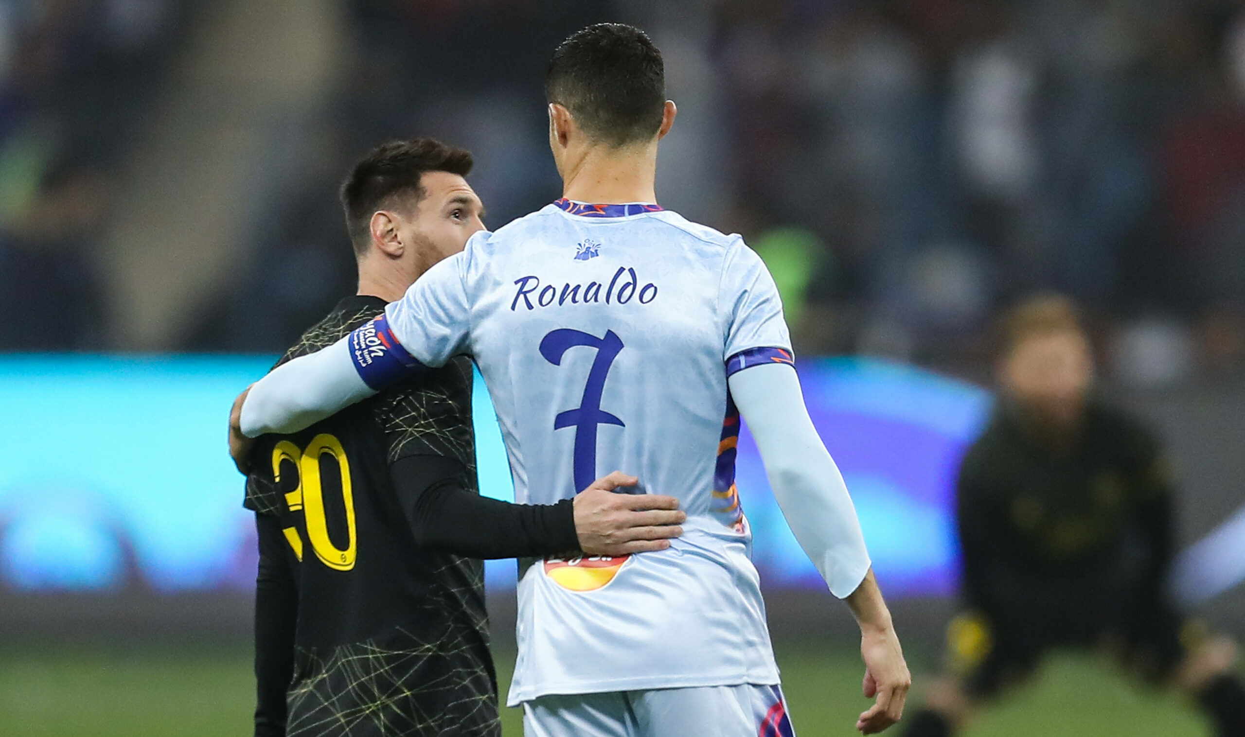Lionel Messi und Cristiano Ronaldo umarmen sich.