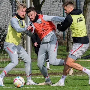 Lukas Daschner, Betim Fazliji und Karol Mets im St. Pauli-Training