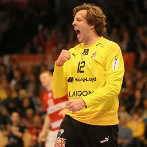 HSVH-Torhüter Jens Vortmann ballt die Faust zum Jubeln