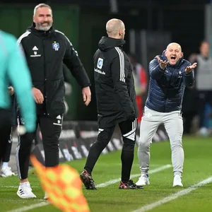 Torsten Lieberknecht gestikuliert in Richtung Tim Walter