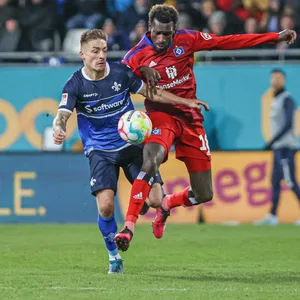 Marvin Mehlem im Zweikampf mit Bakery Jatta vom HSV